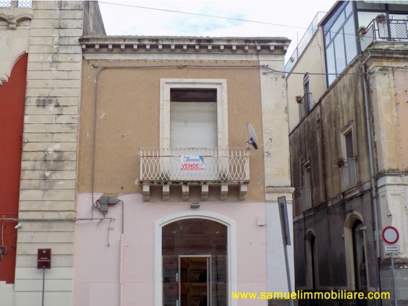 Semi-independent solution in the center of Giarre (CT).