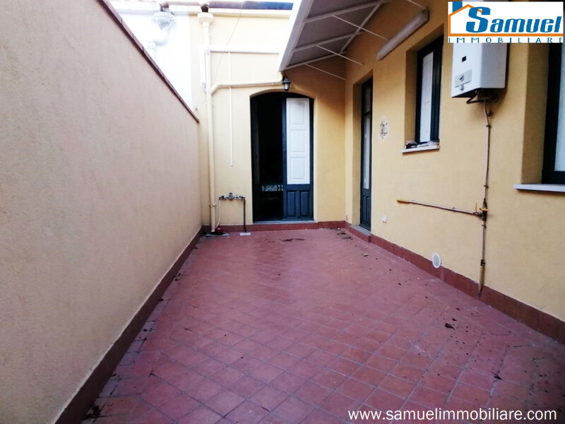 Fiumefreddo di Sicilia, soluzione singola con garage e terrazzo (CT)