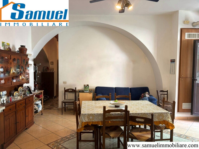 Piedimonte Etneo, casa singola su due livelli (CT)
