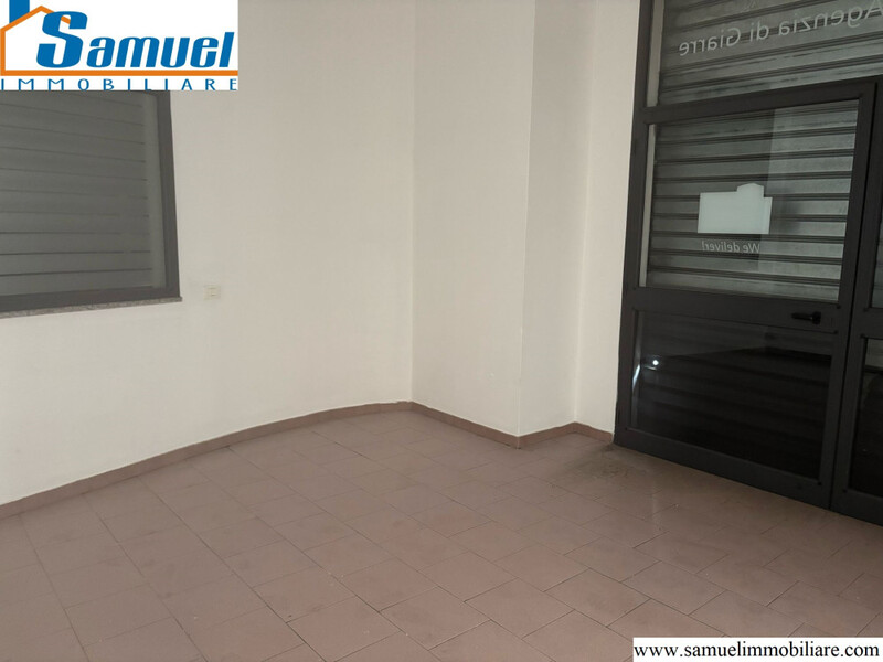 Giarre centro, bottega di 70mq (CT)