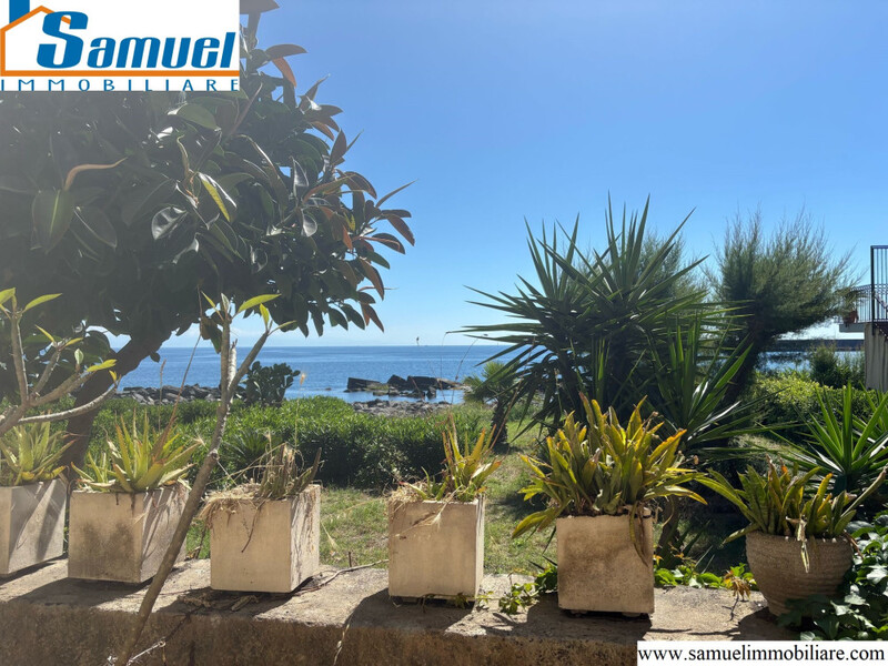 Riposto, vivi dove le onde iniziano: Casa unica sul mare (CT)