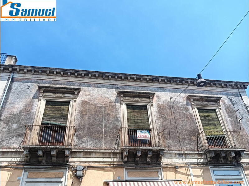 Riposto, palazzetto storico (CT)