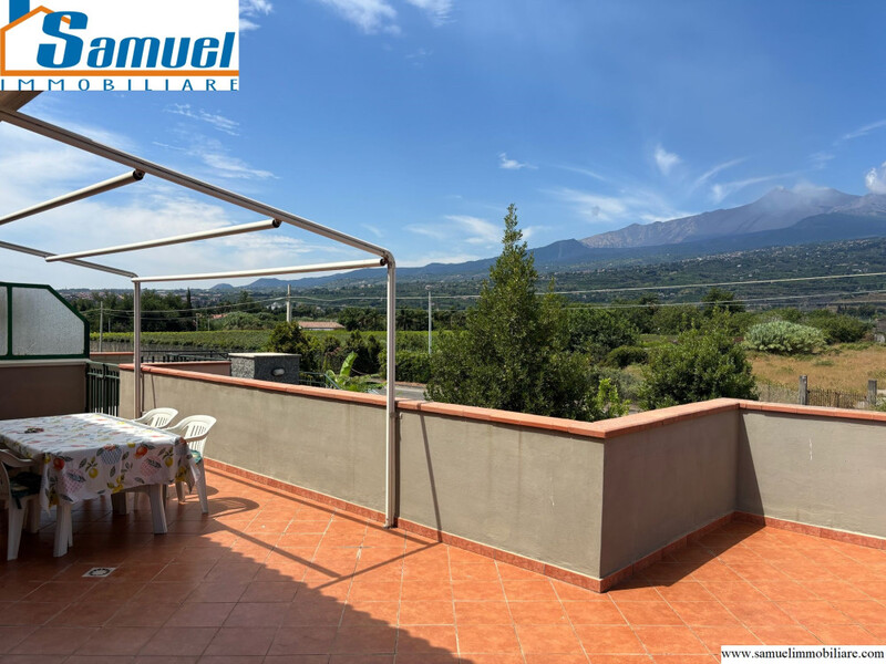Mascali, zona spiaggia, appartamento con terrazzo e garage (CT)