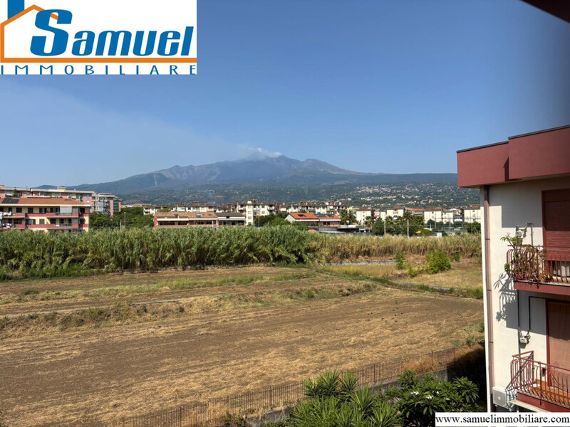 Riposto, ampio appartamento panoramico con garage (CT)