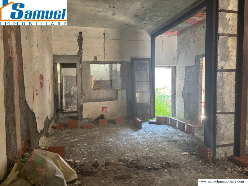 Riposto, via Concordia - rudere con cortile e terrazzo (CT)