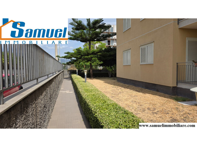 Giarre, via C.Sada, appartamento con box (CT)
