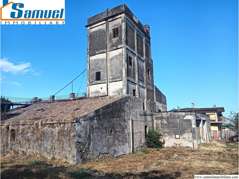 Santa Venerina, ex distilleria storica superficie di 1070mq