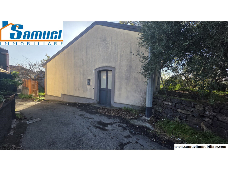 Santa Venerina, casetta con giardino (CT)