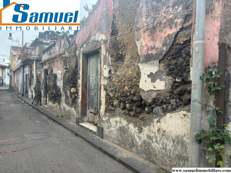 Riposto centro, area edificabile con fabbricati da ricostruire (CT)