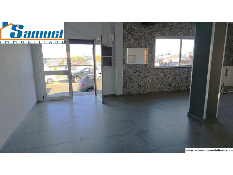 Riposto, locale commerciale fronte Porto Turistico dell’Etna (CT)
