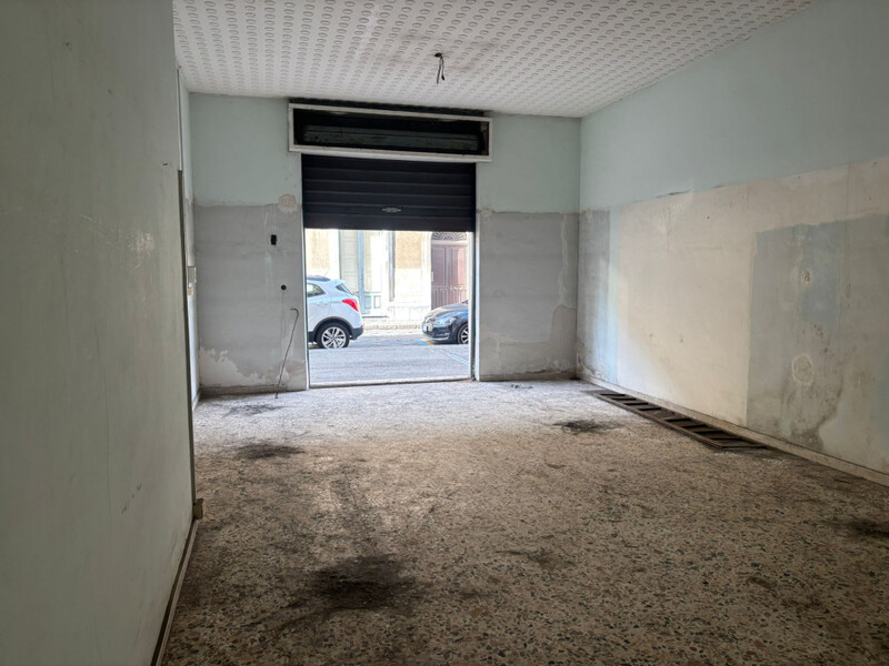 Riposto, Via Gramsci, bottega commerciale nel centro storico (CT)