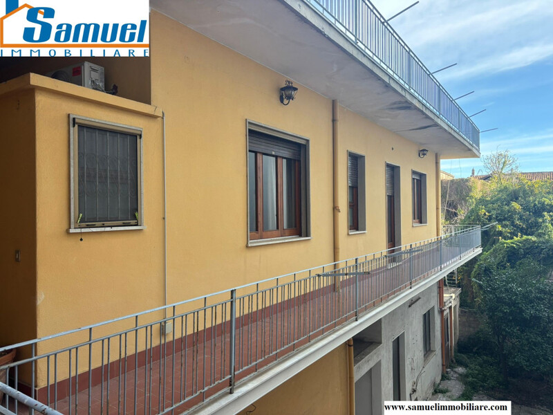 Riposto, in via Gramsci, palazzetto indipendente nel centro storico (CT)