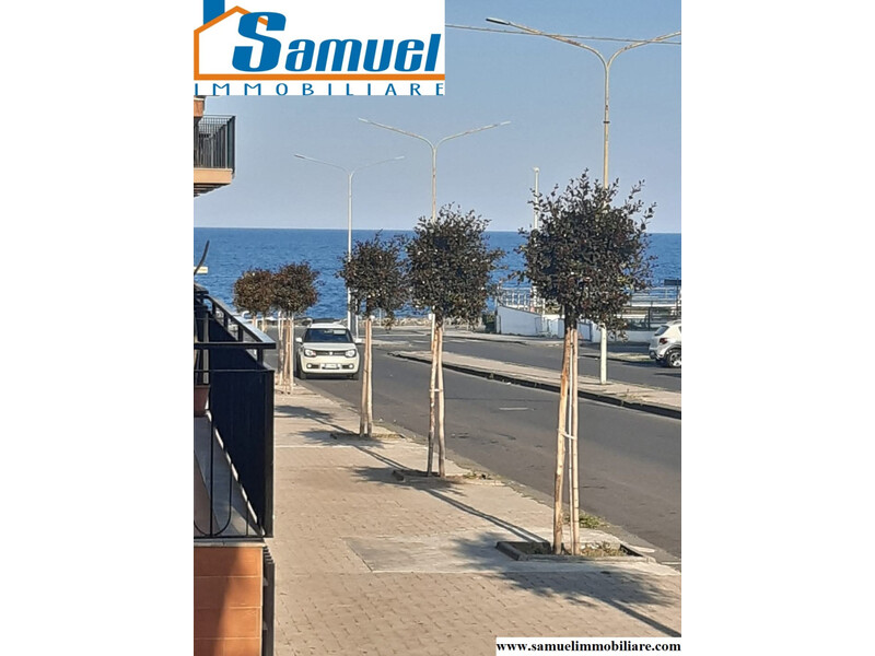 Riposto, ampio appartamento, a pochi passi dal mare, con garage (CT)