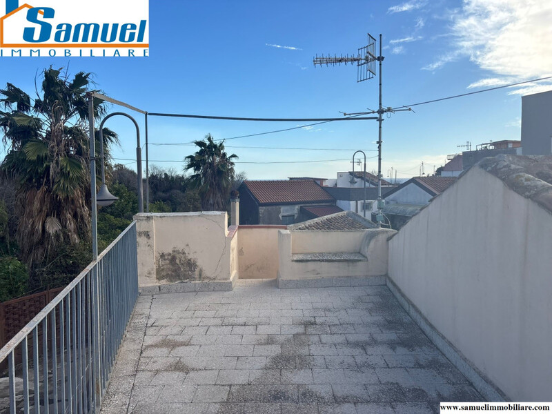 Acireale, zona Santa Caterina, casa indipendente con cortile e posto auto (CT)