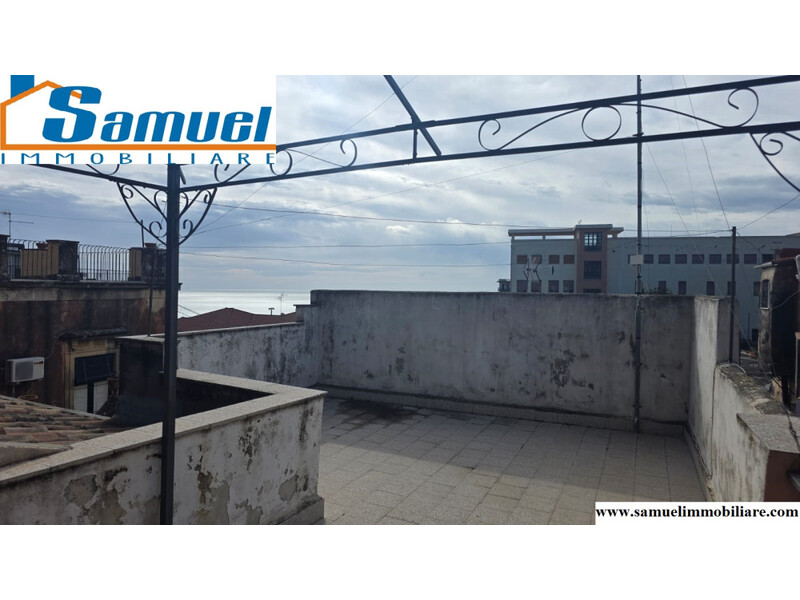 Acireale centro, un piccolo rifugio d'amore con terrazzo vista mare (CT)