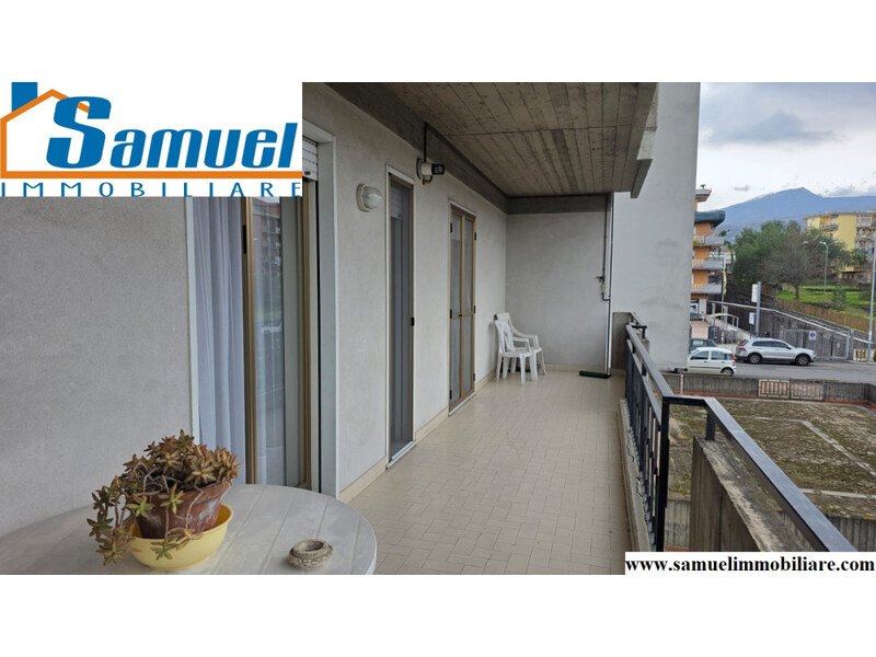 Giarre, appartamento in via Emilia con garage (CT)