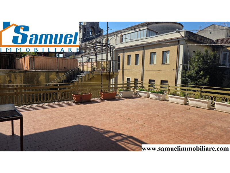 Giarre, appartamento con terrazzo e garage grande (CT)