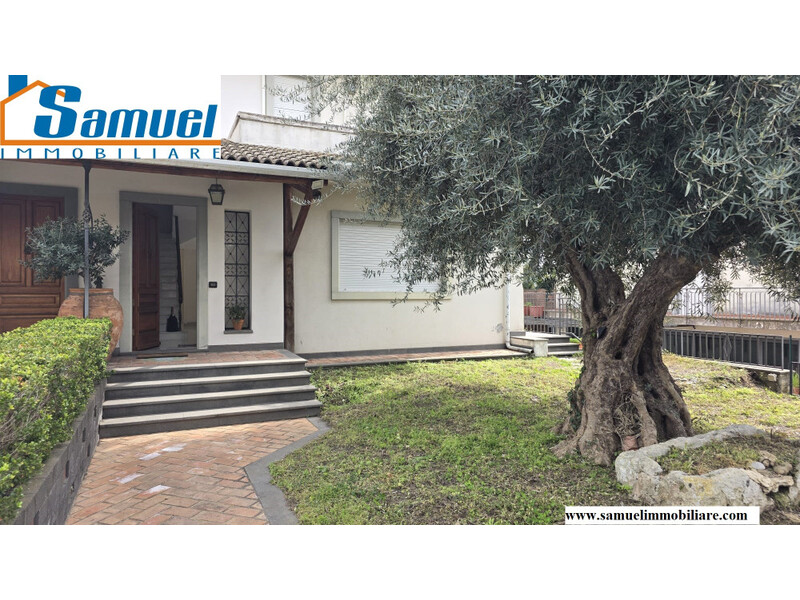 Santa Maria la Strada Giarre, Villa angolare con giardino, garage e taverna  (CT)