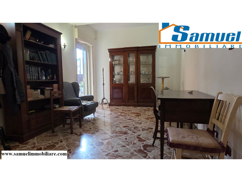 Giarre, Via Carlo Alberto, appartamento luminoso con garage (CT)