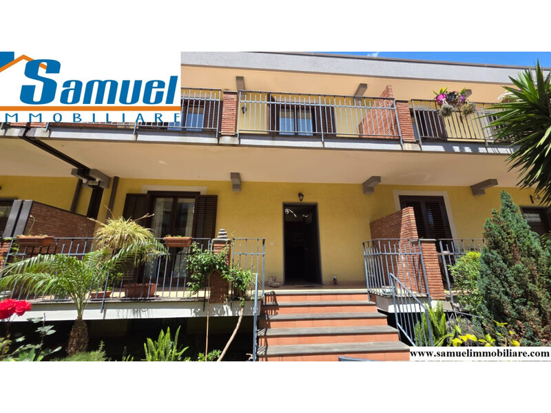 Giarre zona Altarello, villetta a schiera con giardino, garage e ampi spazi (CT)