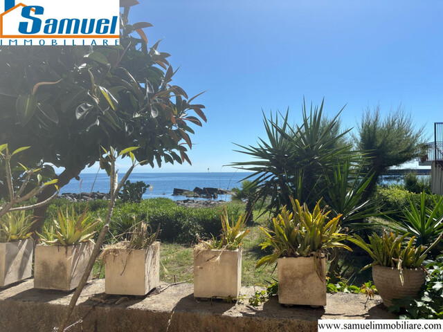 Riposto, vivi dove le onde iniziano: Casa unica sul mare (CT)