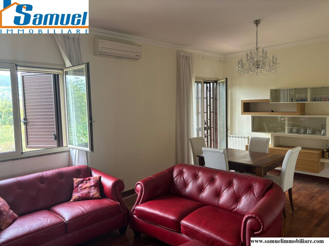 Riposto, elegante appartamento con garage (CT)