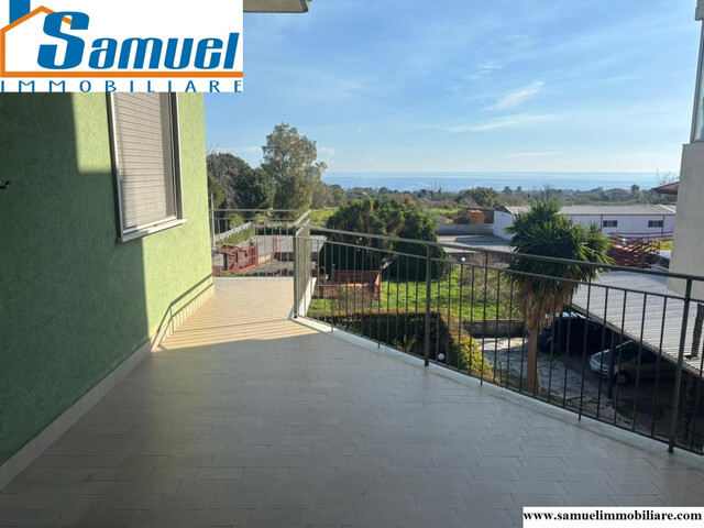 Acireale fraz. Guardia, ampio appartamento con garage (CT)