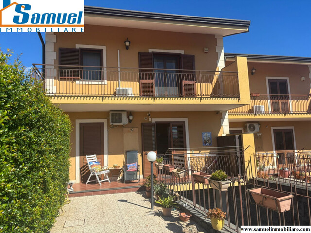 Giarre, zona Altarello, grande villa a schiera, libera su tre lati (CT)