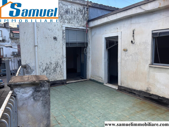 Giarre, zona Duomo, casa indipendente in posizione strategica (CT)