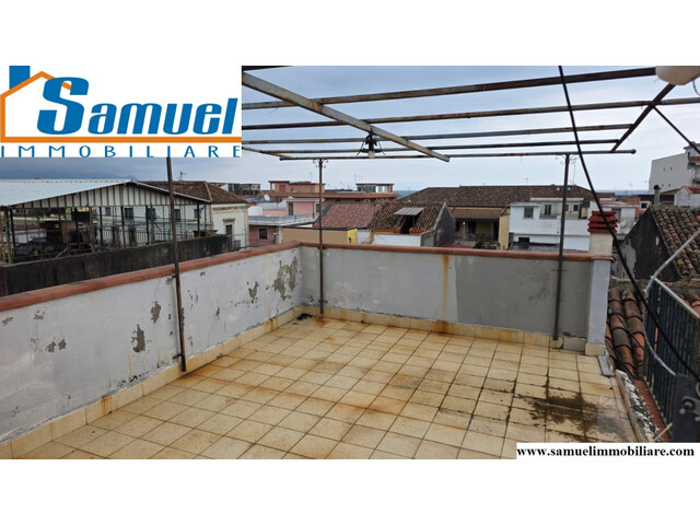 Riposto, Via Mongibello, palazzetto indipendente su tre livelli con terrazzi (CT)