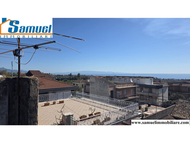 Carruba, semindipendente con terrazzo panoramico (CT)