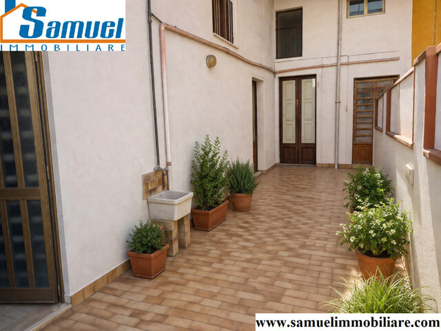 Riposto, Via Cavour, bottega con locale di sgombero (CT)