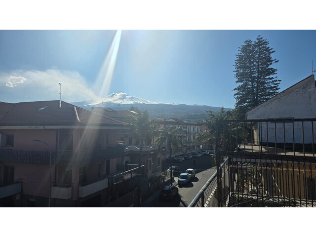 NEL CUORE DI FIUMEFREDDO IMMOBILE ICONICO ANGOLARE (CT)