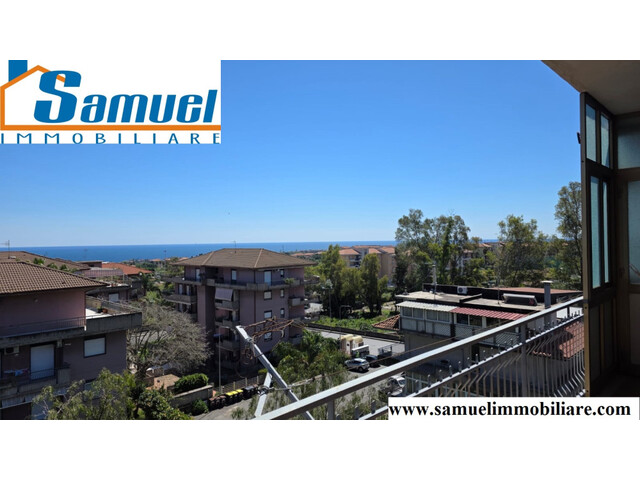 Giarre, zona C.so Europa, ampio appartamento panoramico con garage (CT)