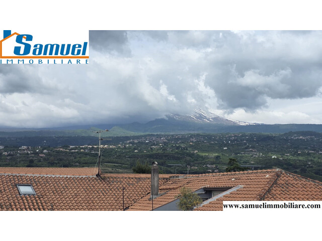 Riposto, Via Libertà, ampio 3 vani con garage e terrazzo panoramico (CT)