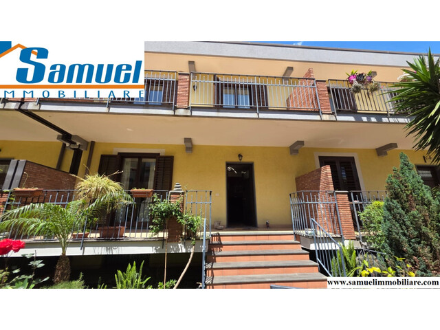 Giarre zona Altarello, villetta a schiera con giardino, garage e ampi spazi (CT)