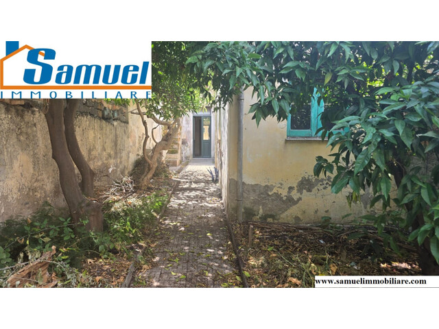 Riposto, casa indipendente con giardino e terrazzo (CT)