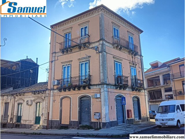 Linguaglossa , centro Stabile con due appartamenti (CT)