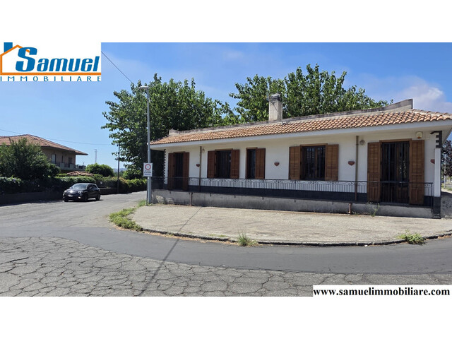 Mascali, villa singola con ampio cortile e terrazzo sovrastante (CT)