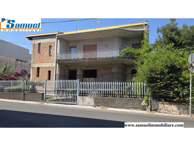 Fiumefreddo di Sicilia, Intero edificio con abitazione di 200 mq, garage di 150 mq, deposito di 175 mq e giardino (CT)